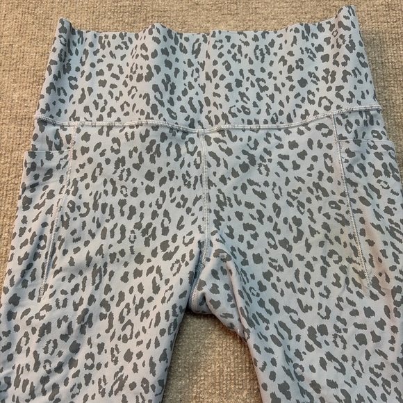 Athleta Salutation Stash Pocket II Leopard Leggings Size M 7/8 0395 - Picture 2 of 5